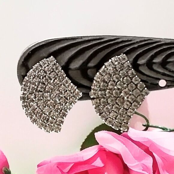 Vintage Silver Tone Prong Set Clear Rhinestone Fan Shaped Clip Earrings - Picture 5 of 6
